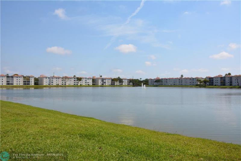 2/2 in Huntington Pointe for sale 249,000