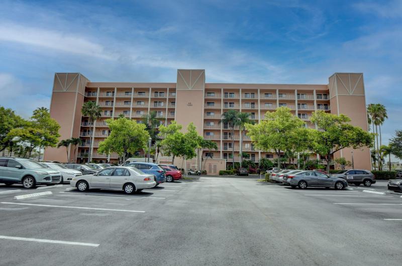 2/2 in Huntington Lakes at Huntington Lakes for sale 218,900