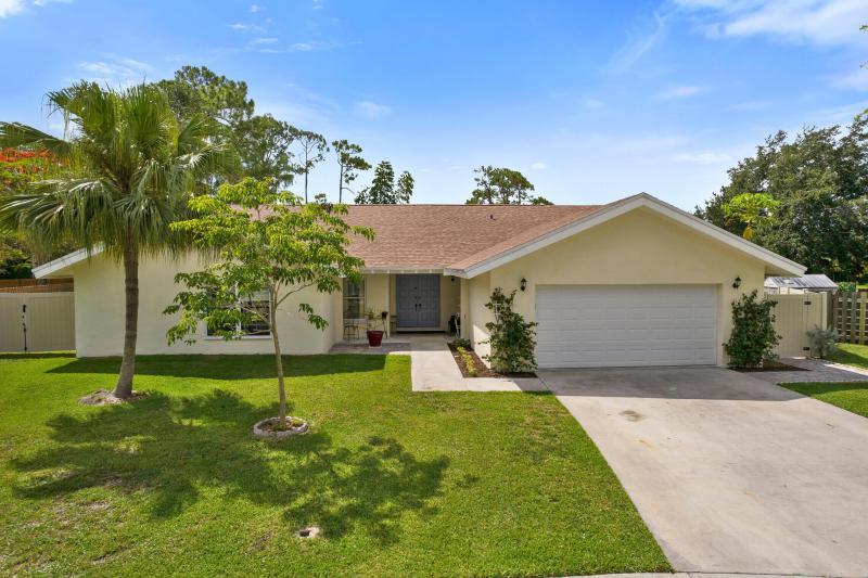 Wellington: Avondale Woods - listed at 724,900 (12306 Sawgrass Ct)