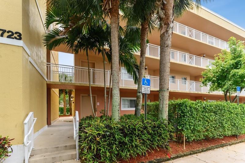 3/2 in Lucerne Pointe Condos at Lucerne Lakes for sale 159,900