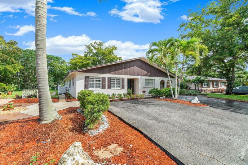 2/2 in Banyan Springs for sale 239,000