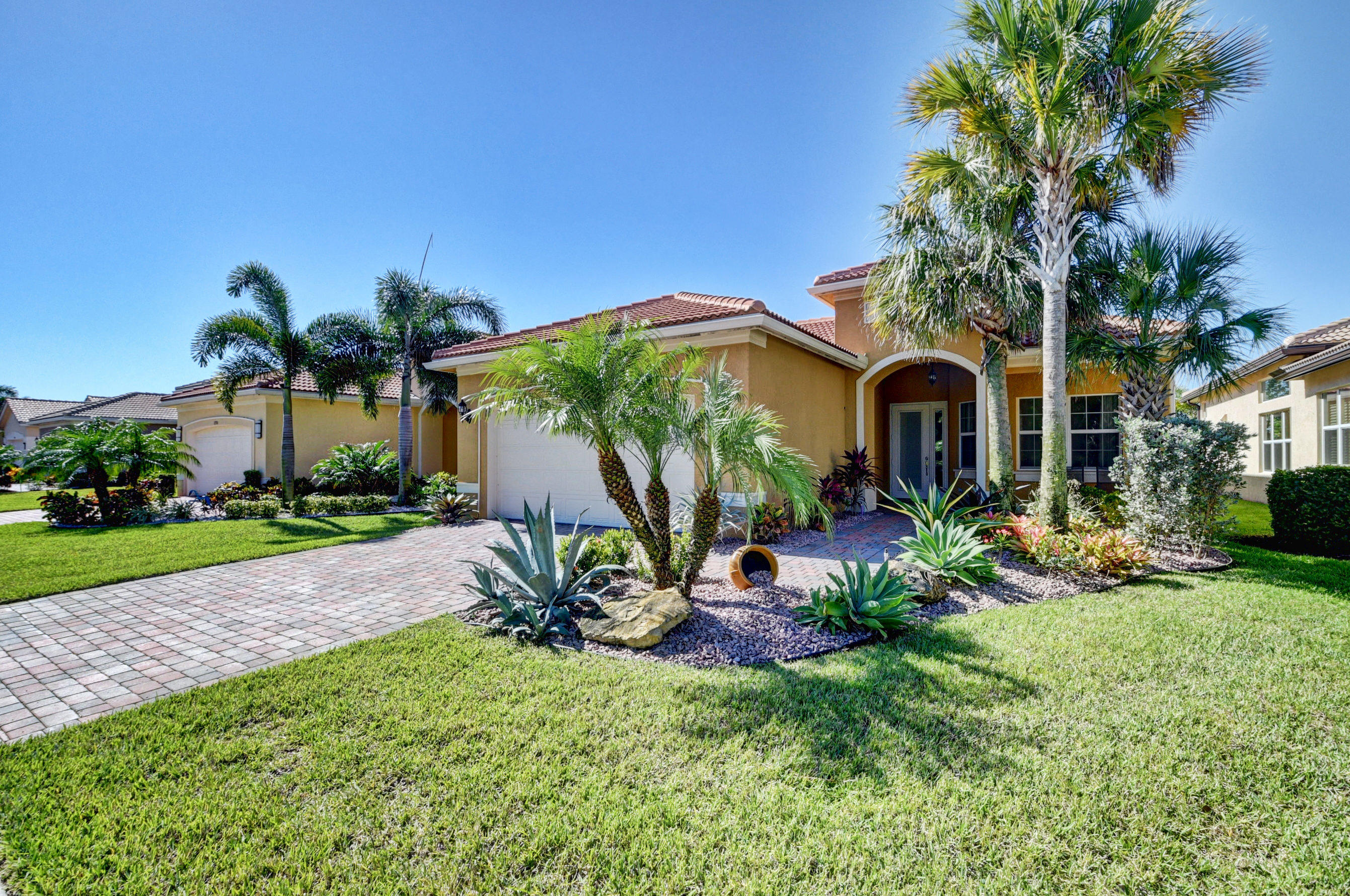 2/2 in Valencia Cove for sale 559,000