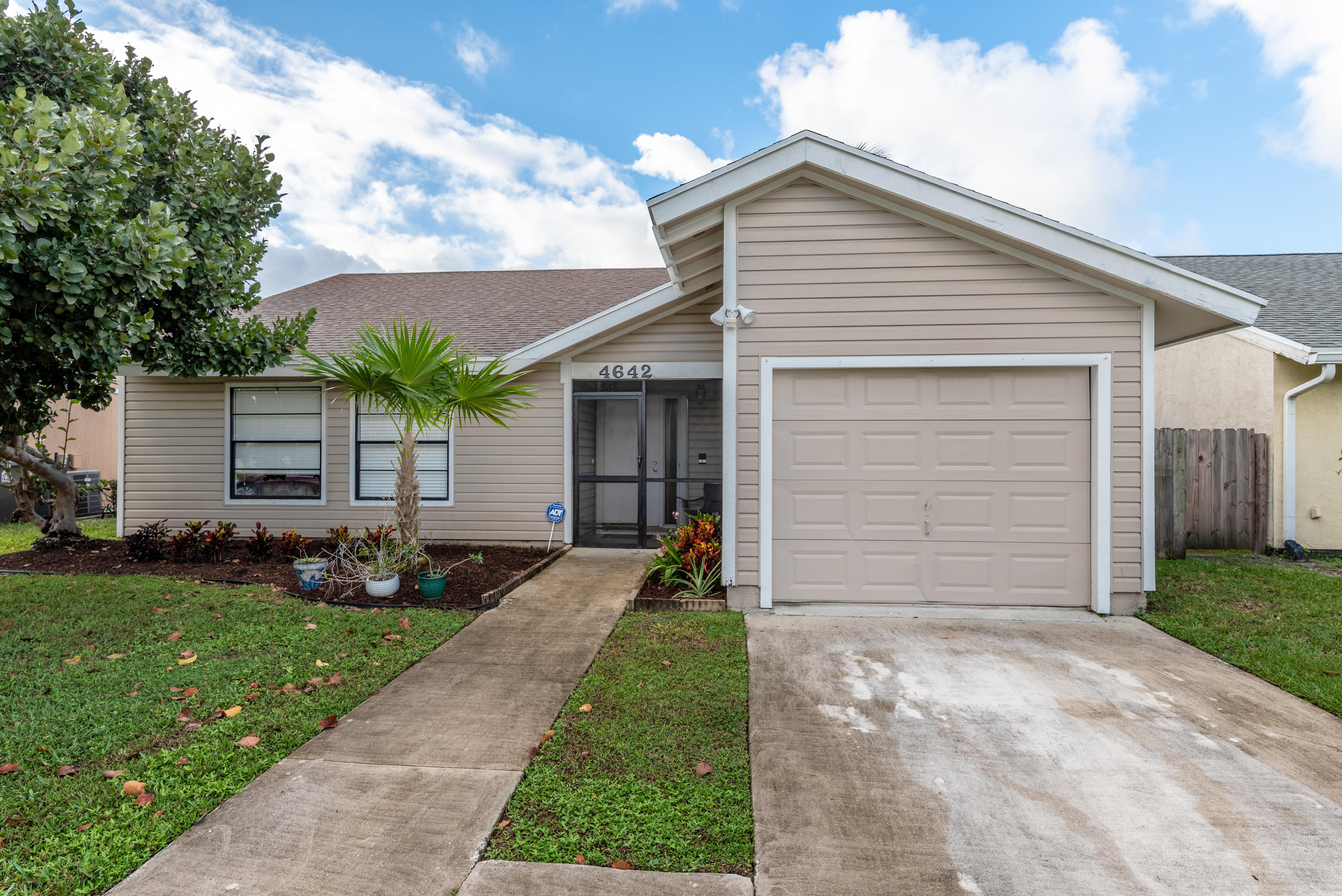 LAKESIDE GREEN 6 properties for sale, West Palm Beach,33417 FL. Boca Agency Real Estate.