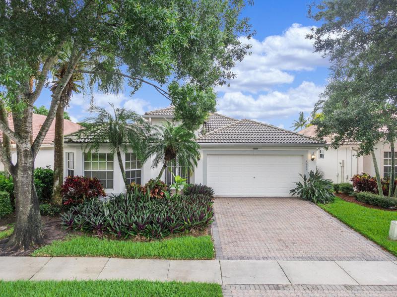 3/2 in Valencia Lakes for sale 395,000