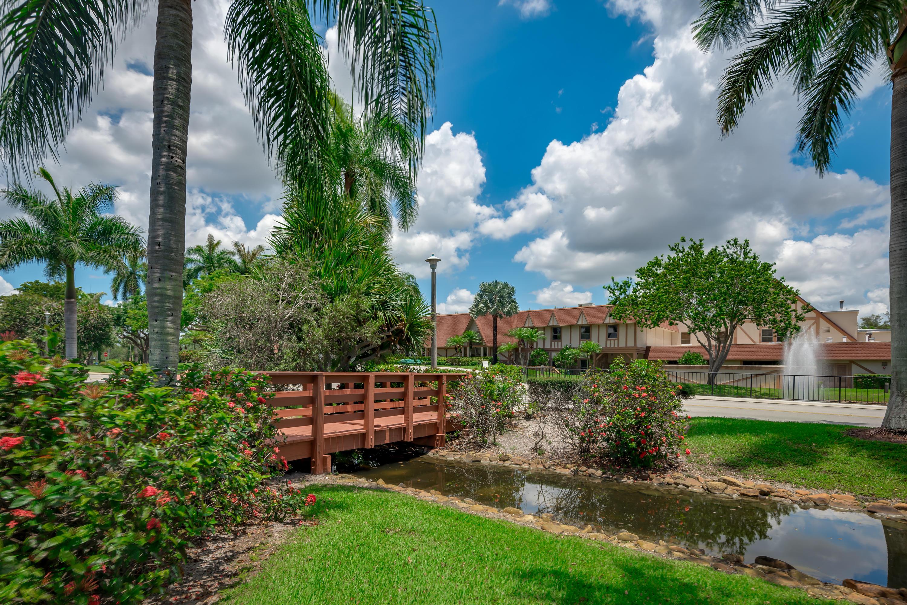 2/2 in Huntington Lakes at Huntington Lakes for sale 164,000