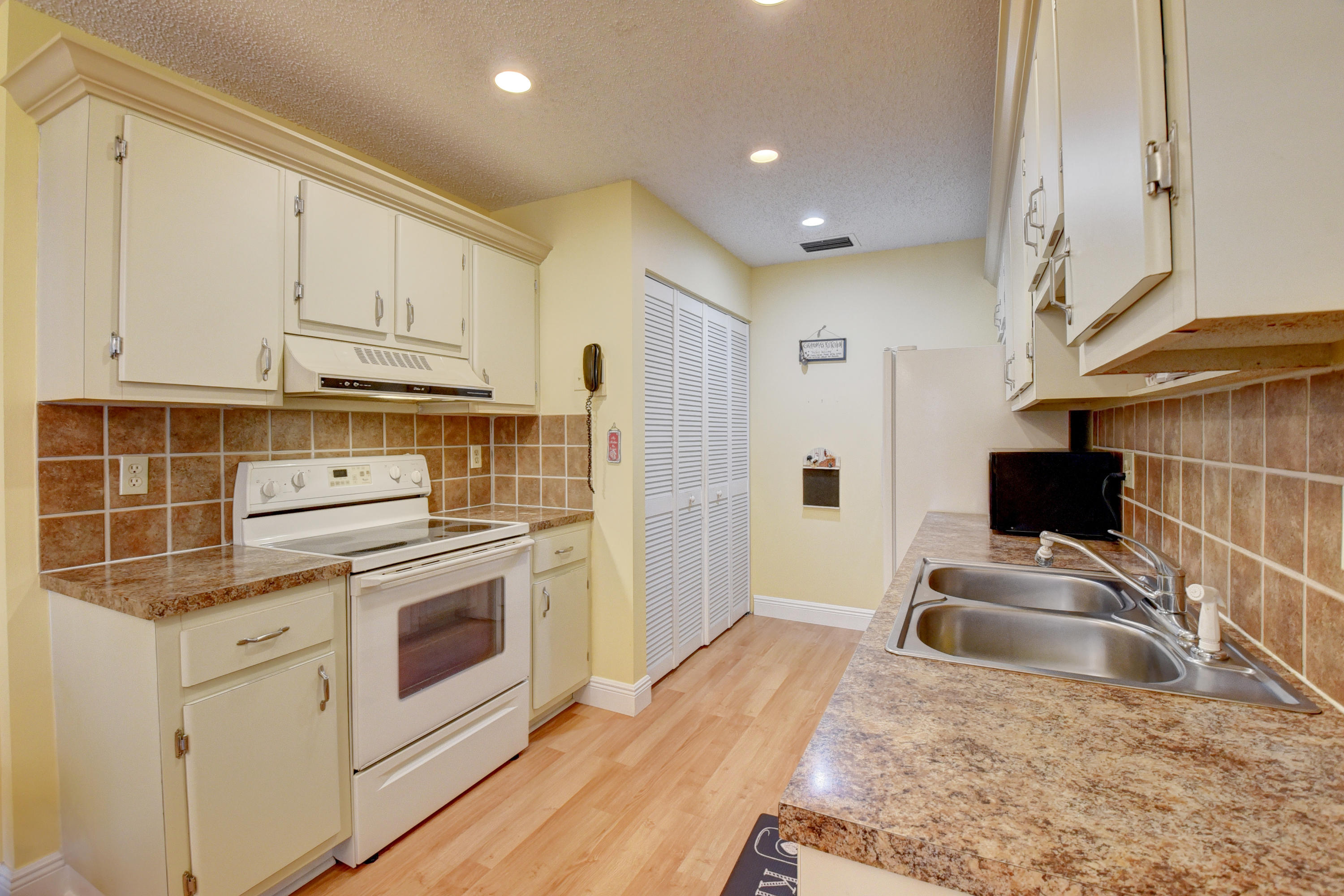 2/2 in Delray Villas III at Delray Villas for sale 171,900