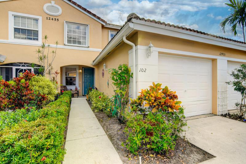 3/2 in Crystal Pointe at Coral Lakes for sale 360,000