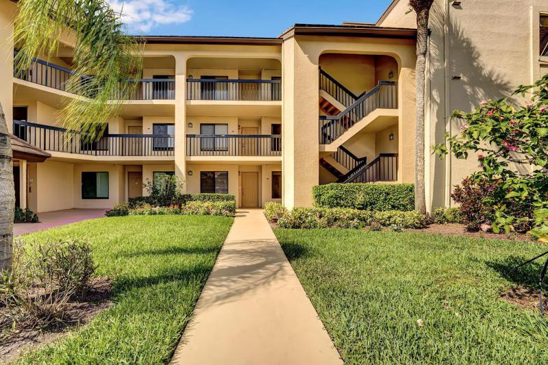 2/2 in Banyan Springs for sale 209,000