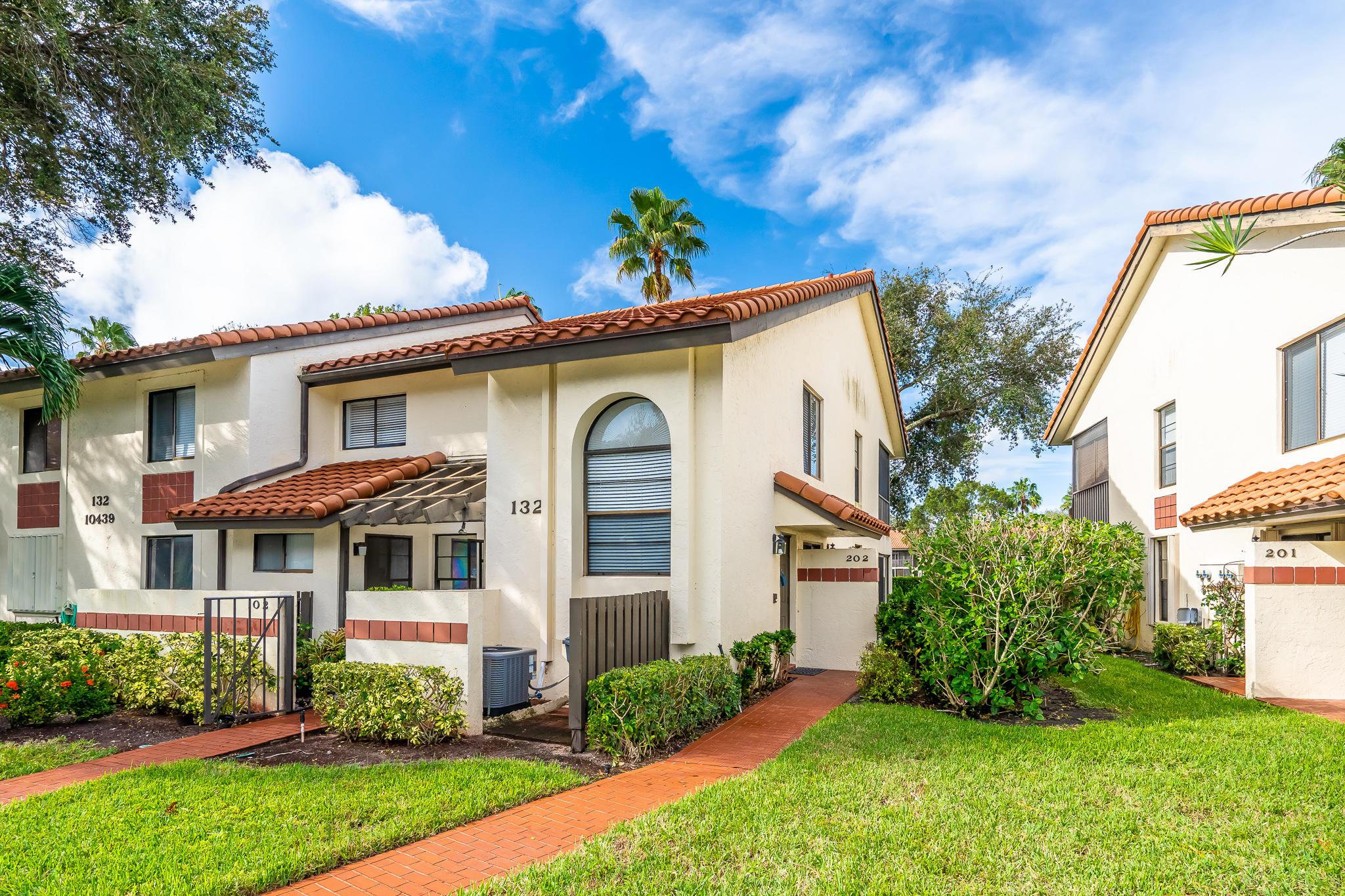 3/2 in Palm Chase Lakes for sale 210,000